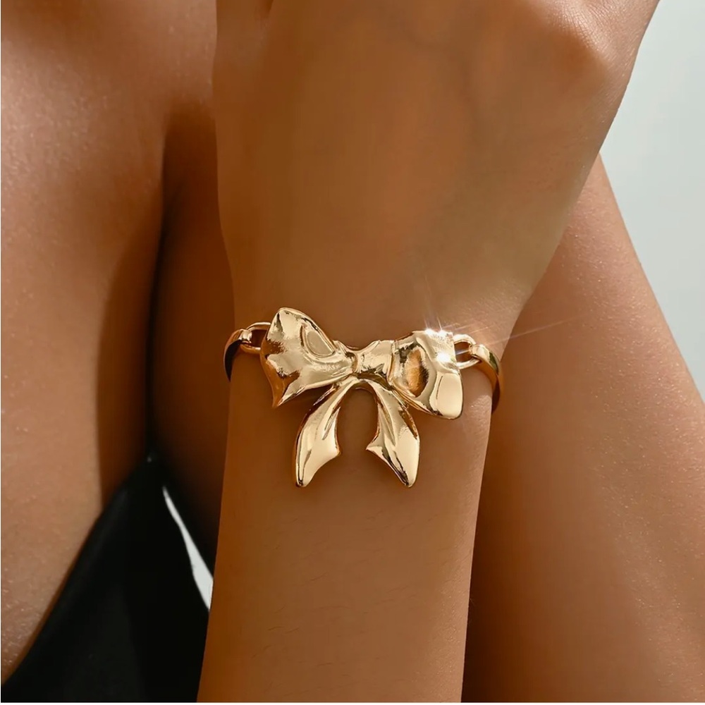Elegant Bowknot Bracelet - 18K Golden Plated Zinc Alloy, Adjustable Design